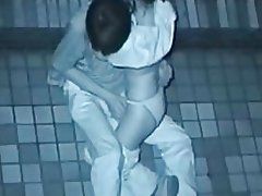 Парень снимает трусики и одежку с молоденькой девушки. Сьемки на скрытую камеру